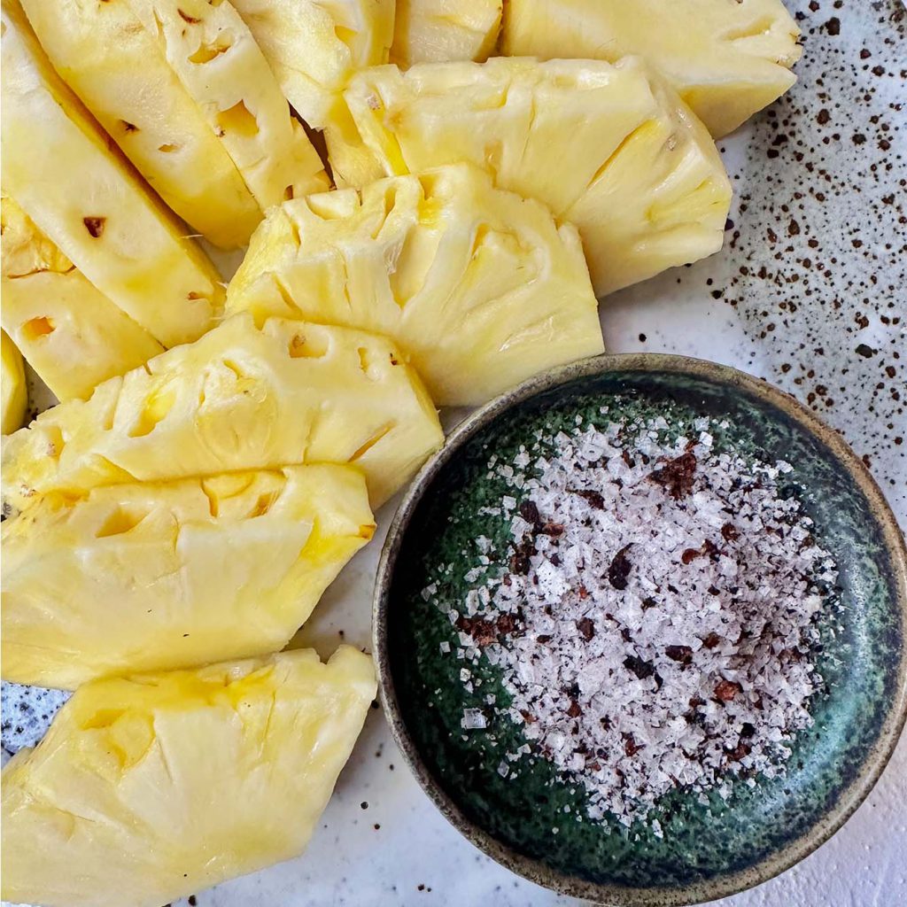 آیا می دانستید افزودن نمک هیمالیا به آناناس آن را شیرین تر می کند؟